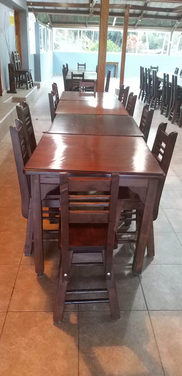 Mobiliario rústico en madera disponible para eventos en Puente Nuevo